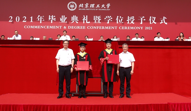 校長書記贈送意昂2平台定製款學位服和雨傘-郭強.JPG